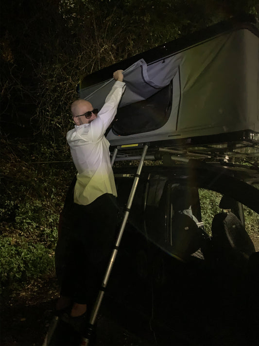 Dopo sbornia nella tenda da tetto per auto. Come riprendersi dalla sbornia dopo un matrimonio al 4x4 fest.